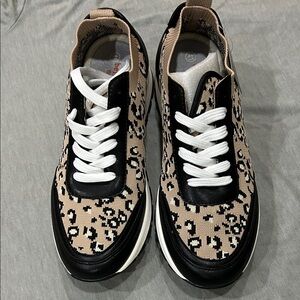 bernie mev. Black and Tan Athletic Shoes